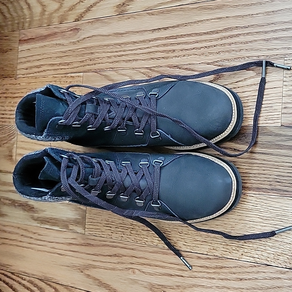Toms size 7.5 boots